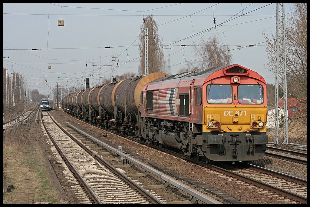 HGK DE 671 / 266 071-0 mit Kesselwagenzug (NVR-Nummer 92 80 1266 071-0 D-HGK, Typ JT42CWR, geleast �ber HSBC Rail, gesehen Berlin Karow 30.03.2010)