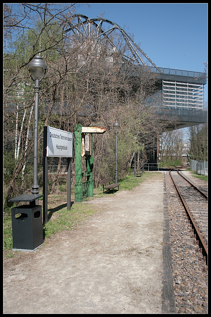 Impression: Blick von einem Bahnsteig mit altem Zugzielanzeiger auf das moderne Verwaltungsgeb�ude des Museums (Deutsches Technikmuseum Berlin 18.04.2010)
