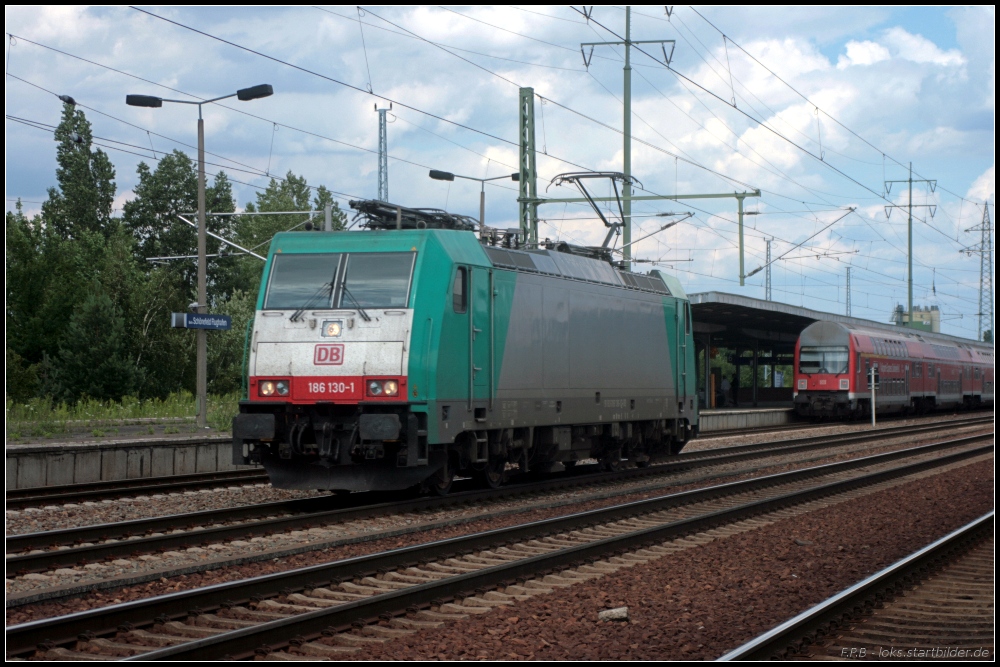 Inzwischen ziert die Front von DB Fernverkehr 186 130-1 das DB-Logo, hier Lz bei der Durchfahrt Berlin Sch�nefeld Flughafen am 09.07.2011