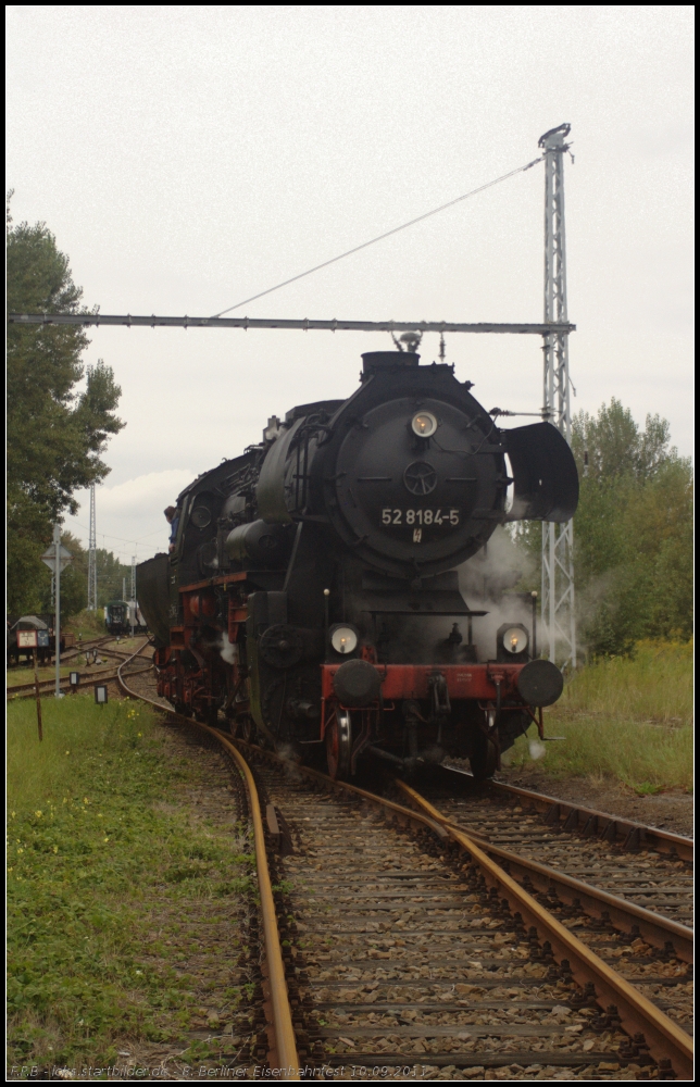 Kinder und Erwachsene erfreuten sich an F�hrerstandmitfahrten auf der 52 8184-5 (gesehen 10.09.2011 beim 8. Berliner Eisenbahnfest Bw Sch�neweide, Eigent�mer Traditionsbetriebswerk Sta�furt, ex 52 3722)