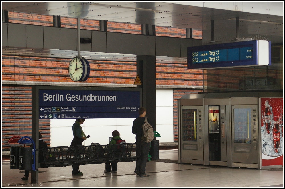 Lange Wartezeiten musste man bei der S-Bahn Berlin in Kauf nehmen, wenn der Blick zum Bahnsteig gegenüber fehlte. Dort fuhren die Ringbahn-Züge der Linien S41 und S42 im 10-Minuten-Takt (gesehen Berlin-Gesundbrunnen 16.07.2012)