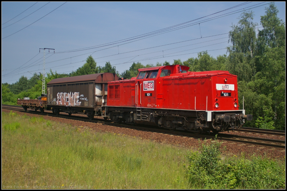 MEG 101 / 204 358 mit dem Materialzug f�r die S-Bahn Berlin am 20.06.2013 in der Berliner Wuhlheide (NVR-Nummer 92 80 1204 358-6 D-MEG, Typ V100.1, Baujahr 1971, ex DR 204 358)