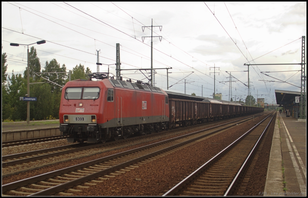 MEG 803 mit Eas-x-Wagen am 29.08.2011 in Berlin Sch�nefeld Flughafen (NVR-Nummer 91 80 6156 003-6 D-MEG, ex DR 156 003)
