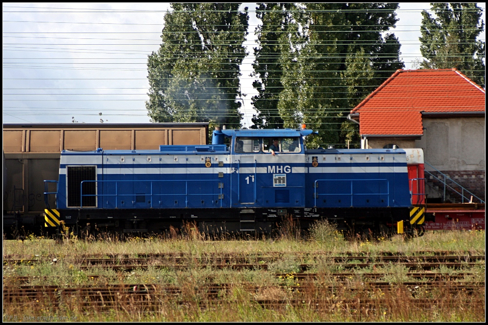 MHG 1 / 201 004 rangiert im Vorfeld des Kombiwerks (gesehen Magdeburg Eichenweiler 17.09.2010)