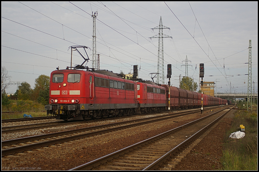 Mit dem Erzzug ist diesmal DB 151 094-0 mit einer Schwesterlok unterwegs (gesehen Berlin Sch�nefeld Flughafen 06.10.2010 - Update: 07/2012 in N�rnberg Rbf z; 08.08.2012 wiD)