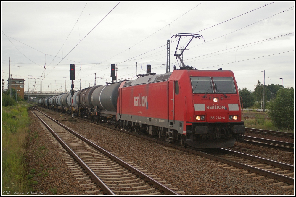 Mit einem Kesselwagenzug kommt am 17.07.2011 DB Schenker 185 214-4 zum Tf-Wechsel in Berlin Schönefeld Flughafen