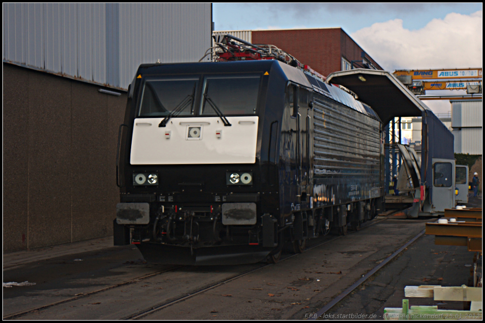 Nach dem Lackieren ist MRCE ES 64 F4-806 / 189 806 in Berlin-Reinickendorf am 25.01.2012 aus der Halle gefahren worden. Sie geh�rt zu vier weiteren Loks, die f�r PKP Cargo SA im Einsatz sein werden und die EU43 von AlphaTrains abl�sen. Auch tr�gt sie jetzt das neue Halterk�rzel von MRCE (NVR-Nummer 9180 6189 806-3 D-DISPO, Class 189-VH, UIC DE, AT, PL)