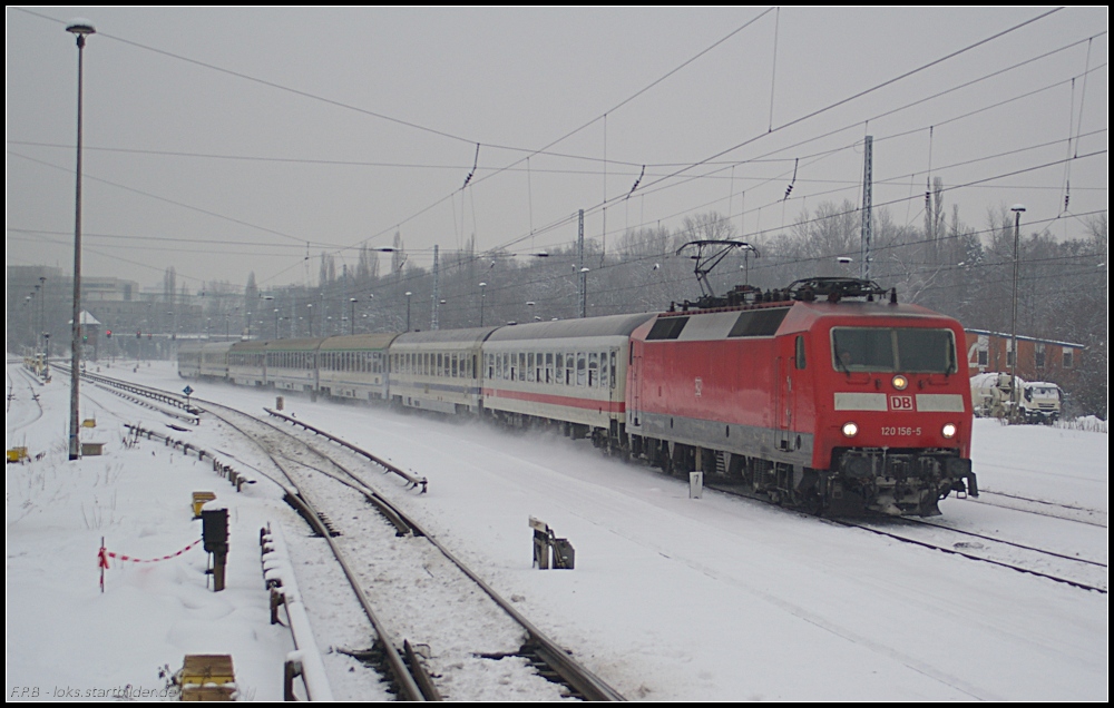 Nach Gesundbrunnen zog DB Fernverkehr 120 156 den Berlin-Warschau-Express, der diesmal nicht vom  Husarz  bespannt und einem reichlich bunten Wagenpark am 29.12.2010 am S-Bahnhof Berlin Greifswalder Stra�e vorbei kam.
<br><br>
Update: ++ 10.04.2018 bei Fa. Bender, Opladen