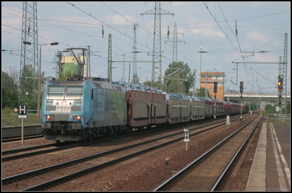 Nach langer Zeit konnte wieder DB Schenker 185 152-6  k+s Chancen erfahren  gesichtet werden, hier mit einem Autotransport (gesehen Berlin Sch�nefeld Flughafen 10.07.2011)