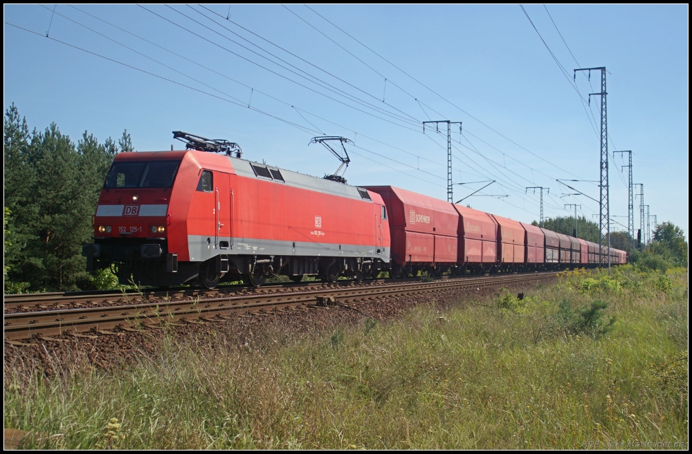 Nachdem DB Schenker 152 125-1 erst Kohle nach Berlin brachte, geht es jetzt wieder mit leeren Wagen zurück (Gesehen 20.08.2011 Berlin Wuhlheide)