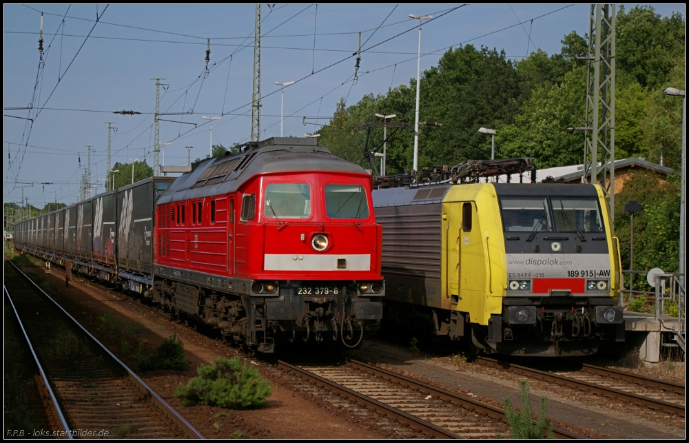 Neben der  Ludmilla  232 379-8 (Update: 12/2012 in Mukran abgestellt) wirkt die Drehstromlok ES 64 F4-015 eher schüchtern (gesehen Berlin-Wannsee 01.06.2011)
<br><br>
- Update zu 232 379: ++ 11.2013 bei TSR in Magdeburg
