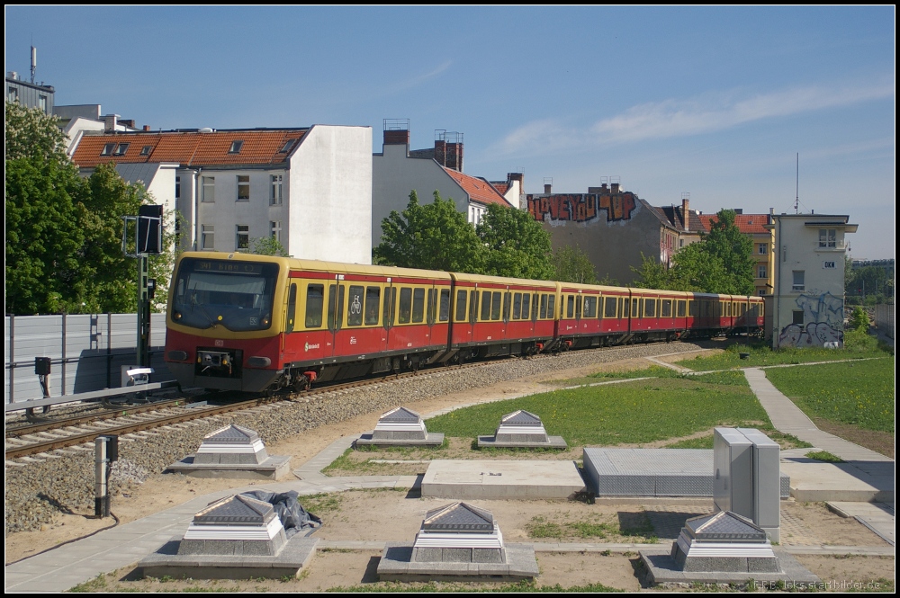 Neubaucharme am Ostkreuz: Ein Zug der S41 Ringbahn f�hrt in den neuen S-Bahnhof Ostkreuz ein (10.05.2012)