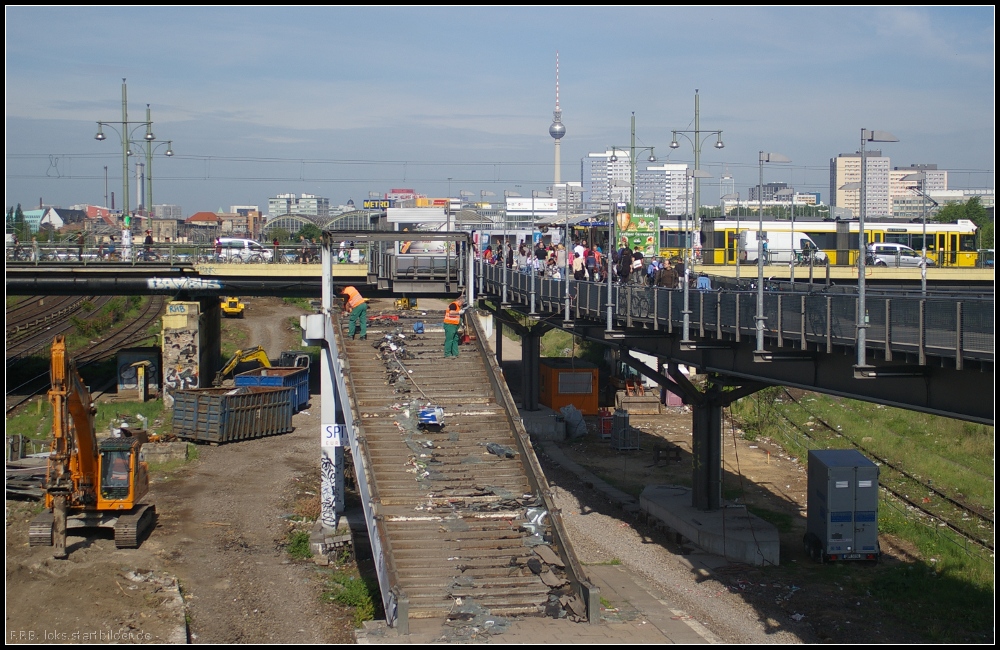 Nicht viel ist �brig geblieben von der Fu�g�ngertreppe zu dem mittlerem Bahnsteig, der inzwischen auch schon fast abgetragen ist (Baustelle S-Bahnhof Berlin Warschauer Stra�e 10.05.2011)