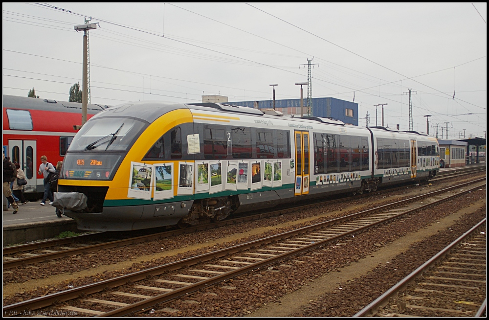 ODEG 642 415-3  Lausitzer Lieblingspl�tze  kam als OE65 aus Zittau und wird gleich wieder zur�ckfahren. Der Triebwagen zeigt eine Reihe von Lausitzer Fotomotiven. Die Bilder wurden bei einem Fotowettbewerb von Fahrg�sten gemacht (NVR-Nummer 95 80 0642 415-3 D-ODEG, gesehen Cottbus 05.10.2010)