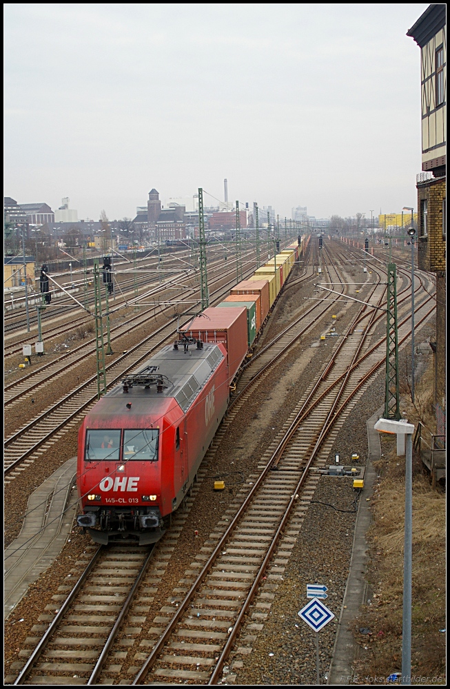 OHE 145-CL 013 / 145 091 f�hrt am 16.02.2011 mit ihrem Containerzug aus dem Rbf Moabit ab