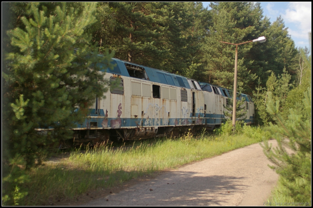 OSE 423 steht mit einer Schwestermaschine etwas abseits und verdeckt auf dem Gel�nde des Bahnwerks. Wie alle 20 nach Griechenland verkauften Loks haben auch diese beiden eine sehr bewegte Geschichte erlebt. Inzwischen dienen die von der PEG zur�ckgekauften Loks zum gr��ten Teil als Teilespender zum Aufarbeiten der wenigen verbliebenen Loks der Baureihe V200.1 (gesehen NETINERA Bahnwerk Neustrelitz 17.06.2011)
