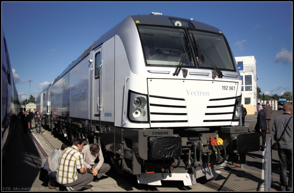PCW 192 961  Vectron  auf der InnoTrans 2012 in Berlin (NVR-Nummer 91 80 6192 961-1 D-PCW)
<br><br>
In Dezember 2012 wurde die Lok zu 193 922 [NVR-Nummer: 91 80 6193 922-2 D-PCW] umnummeriert und sollte dann bei METRANS zum Einsatz kommen.