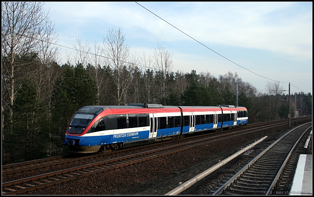 PEG VT 643.06 / 643 363-4 nach Templin Stadt f�hrt gleich zum n�chsten Verkehrshalt in Oranienburg ein (gesehen Lehnitz 25.02.2011)