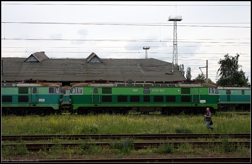 PKPIC ET22-547 in einer Reihe weiterer abgestellter E-Loks. Der Fotograf im Vordergrund freut sich �ber die Vorbeifahrt der PM36-2 (gesehen Szczecin 12.06.2010)