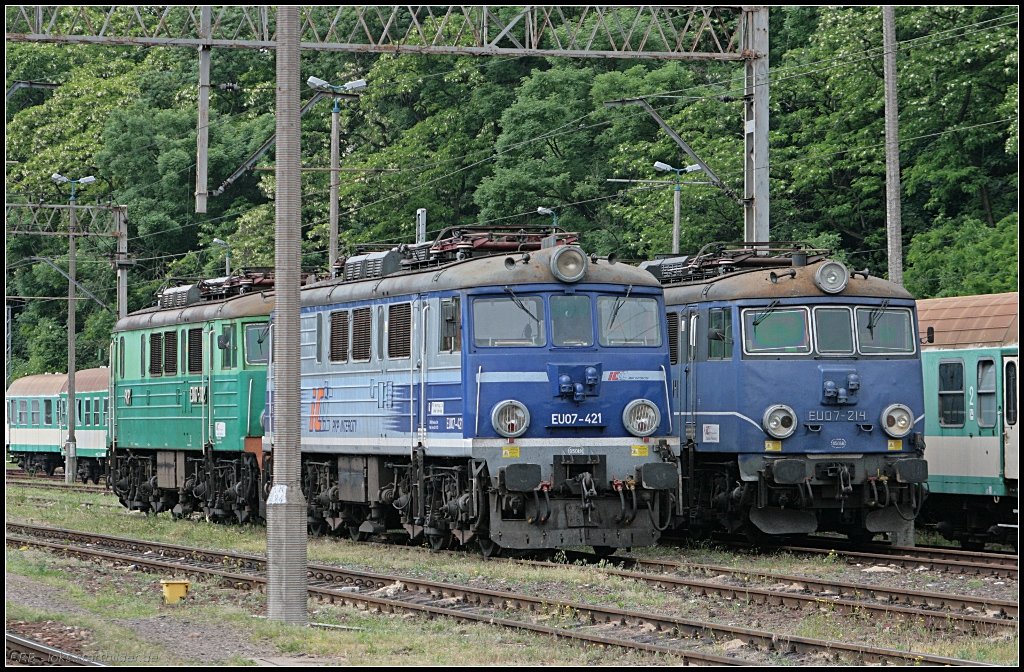 PKPIC EU07-421 und PKPIC EU07-214 abgestellt im Gliesvorfeld des Bahnhofs. So unterschiedlich kann eine Baureihe aussehen (gesehen Szczecin Glowny 12.06.2010)