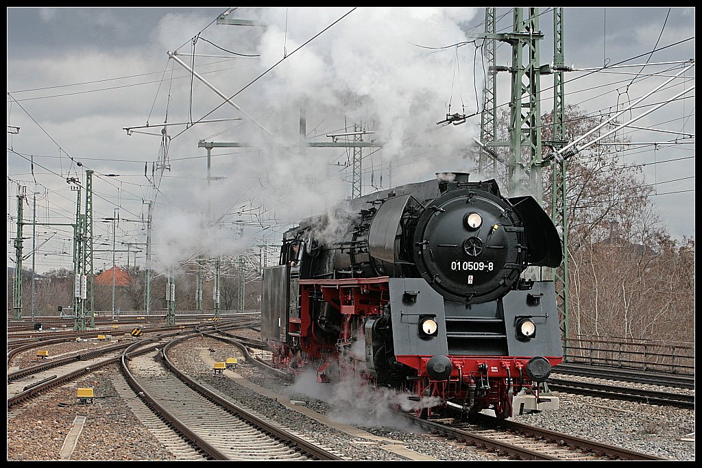 PRESS 01 050-9 beim Umsetzen zur Fahrt ins Bw (2. Dresdner Dampfloktreffen, Dresden Hbf 27.03.2010)