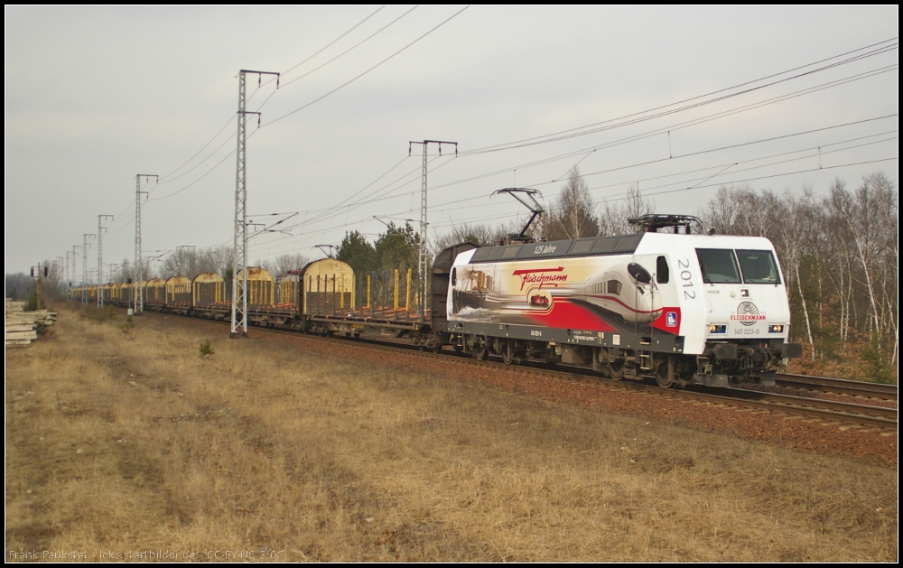 PRESS 145 023 / 145 083-2  125 Jahre Fleischmann  mit leeren Snps-Wagen am 09.04.2013 in der Berliner Wuhlheide (ex SBB Cargo 481 001, ex MThB 486 651)