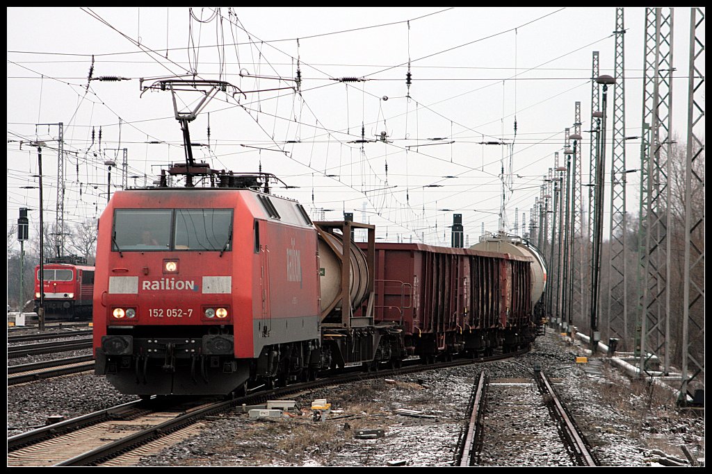 Railion 152 052-7 mit einem gemischtem G�terzug (Wustermark-Priort 16.03.2010)
