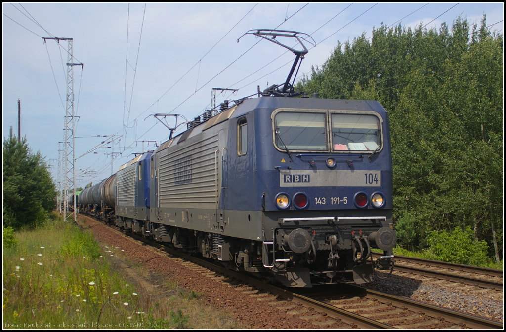 RBH 104 / 143 191-5 mit einer Schwesterlok und Kesselwagen-Zug am 19.07.2013 in der Berliner Wuhlheide
<br><br>
- Update: ++ 08.2018 bei Fa. Bender, Opladen. Genaues Datum unbekannt.