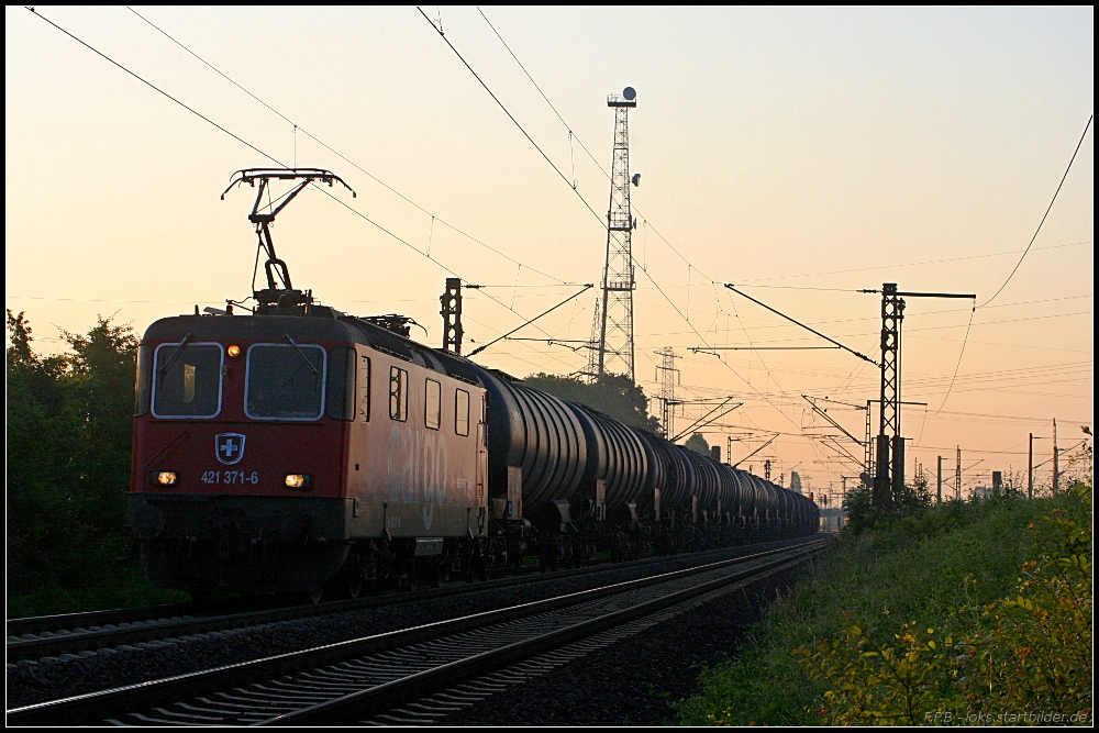 SBB cargo 421 371-6 am fr�hen Morgen mit Kesselzug Richtung Hannover (gesehen Lehrte-Ahlten b. Hannover 24.06.2010)