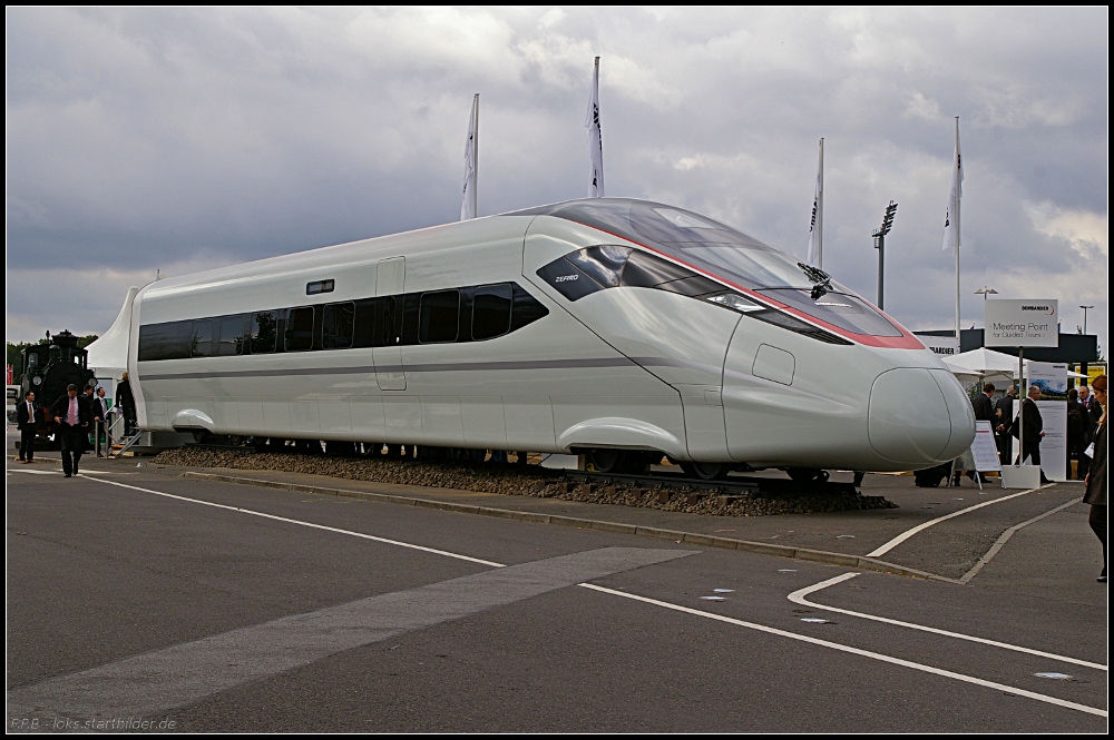 Schaut man sich die Studie Zefiro von Bombardier an, ist es doch gew�hnungsbed�rftig. Auf dieser Studie sollen einmal neue Hochgeschwindigkeitsz�ge gebaut werden (INNOTRANS 2010 Berlin 21.09.2010)