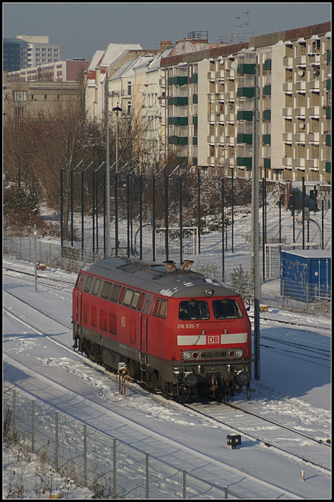 Statt der bisher am Talgo-Werk anzutreffenden  Ludmilla -Loks verrichtet am 18.12.2010 die DB Fernverkehr 218 835-7 Rangieraufgaben f�r CityNightLine an der Warschauer Stra�e in Berlin.