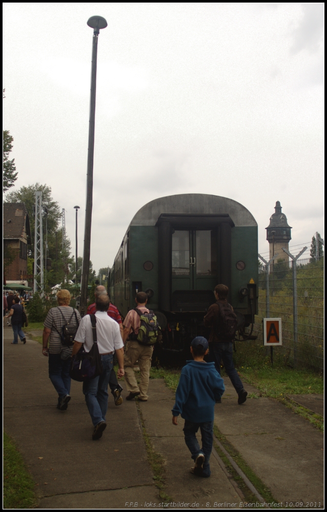 Trotz bedecktem Himmel, es war Grau in Grau, kamen viele Besucher zum Eisenbahnfest nach Sch�neweide (gesehen 10.09.2011 beim 8. Berliner Eisenbahnfest Bw Sch�neweide)