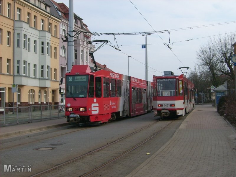 Tw 136 und 147 beim Fahrgastwechsel an der Haltestelle Ottilienstrae (19.03.2010)
