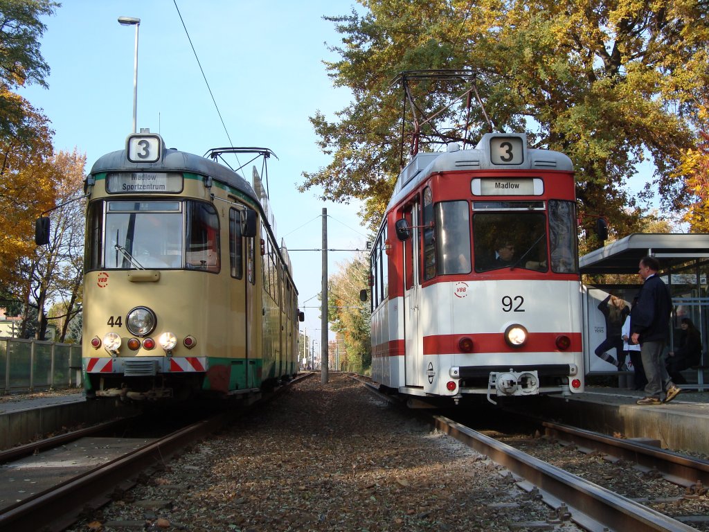 Tw 44 und Tw 92 am 31.10.10 zusammen in der Haltestelle Spreestraße .