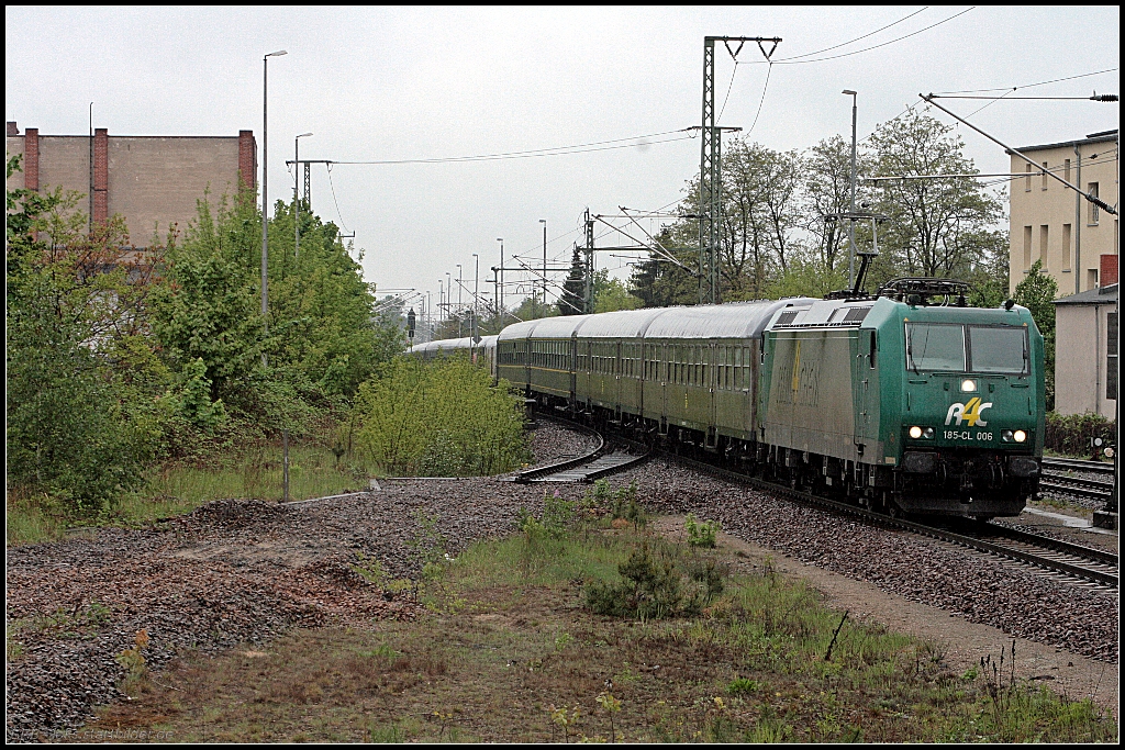 TXL 185-CL 006 / 185 506 brachte den Fu�ballsonderzug D0766 mit Fans aus M�nchen zum DFB-Pokalspiel (angemietet von R4C, gesehen Berlin Spandau 15.05.2010)