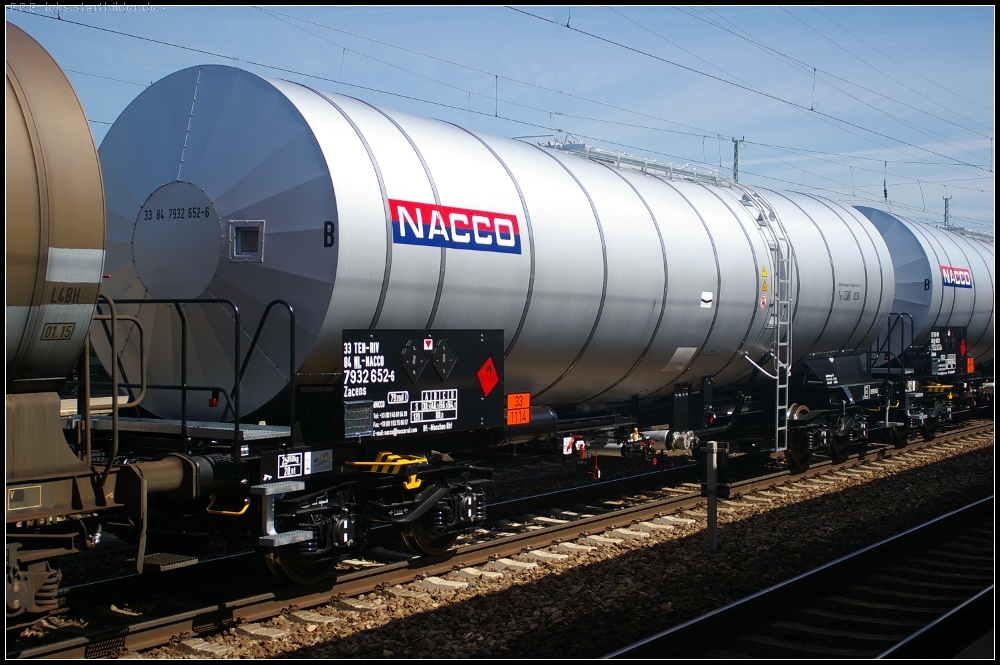 Vierachsiger Drehgestell-Kesselwagen der Gattung Zacens des Einstellers Nacco. Der Wagen ist zum Transport von Benzol vorgesehen und lief in einem Kesselwagenzug mit der am 24.07.2012 durch den Bahnhof Berlin Sch�nefeld Flughafen fuhr (33 TEN RIV 84 NL-NACCO 7932 652-6 Zacens)