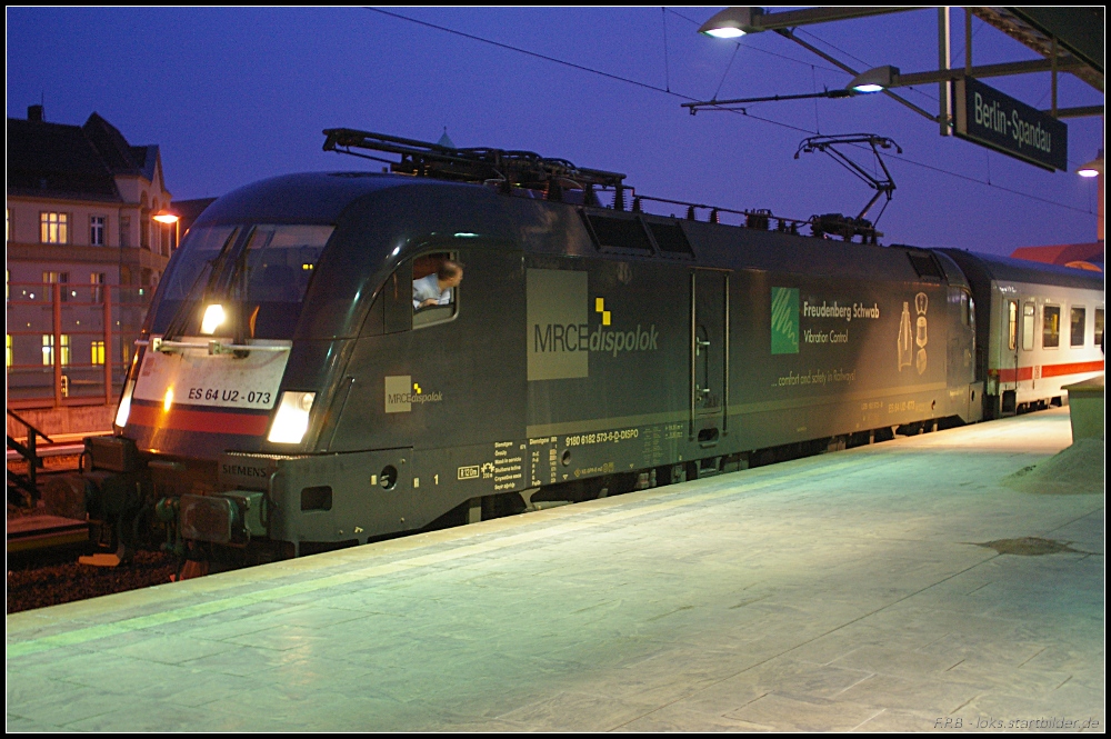 Wegen eines technischen Problems an einem Wagen kam ES 64 U2-073  Freudenberg Schwab Vibration Control  mit dem EC 174  Jan Jesenius  nach Hamburg-Altona gut 10 Minuten später (NVR-Nummer 91 80 6182 573-6 D-DISPO, vermietet an DB Fernverkehr AG Frankfurt/M., interne Nummer 117 073-7, ex 182 541-3, gesehen Berlin Spandau 17.02.2011)