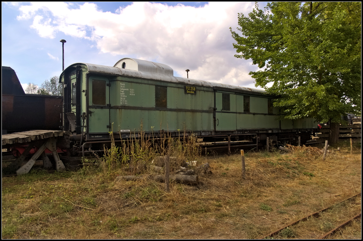 112 258 Dresden Pw4� stand w�hrend des 15. Berliner Eisenbahnfest am 15.09.2018 an einem Prellbock den man zur Rampe umfunktioniert hatte. So war der schon etwas ausgeblichene Gep�ckwagen ein wenig verdeckt.