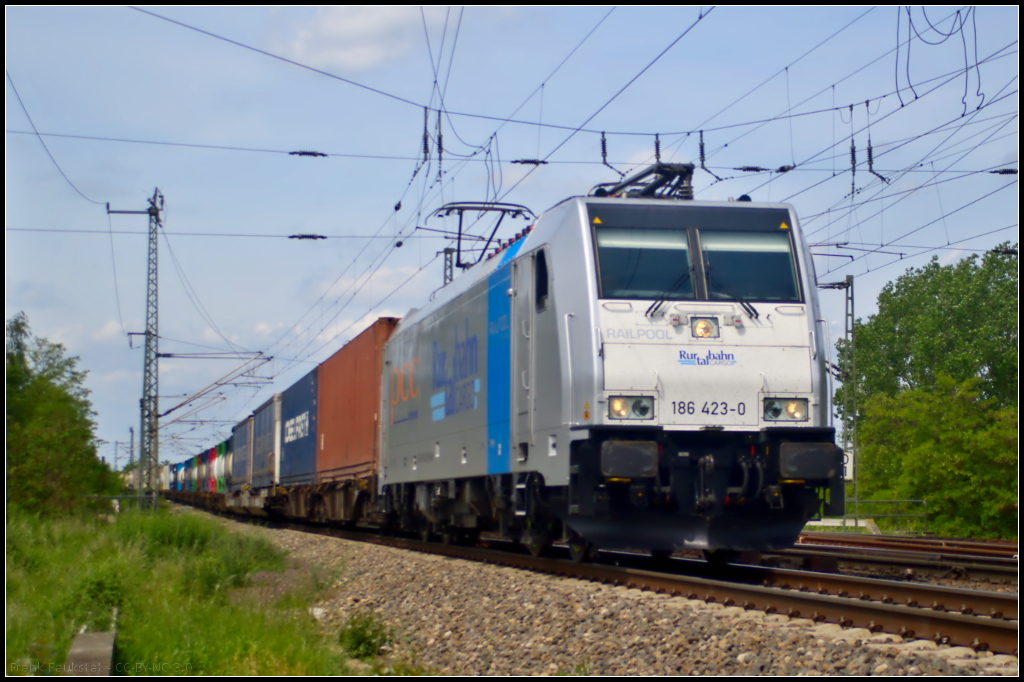 186 423-0  pcc rail  der Rurtalbahn Cargo mit einem Containerzug am 21.05.2016 am Abzweig Elbbr�cke in Magdeburg (NVR-Nummer 91 80 6186 423-0 D-Rpool)