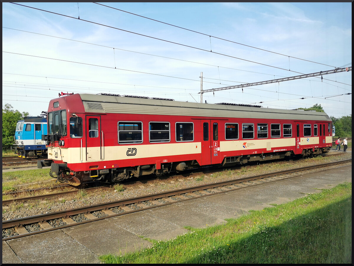 ČD 843 010 fuhr als S-Bahn in den Bahnhof Chlumec nad Cidlinou ein (Bild durch die Scheibe).

Chlumec nad Cidlinou, 20.05.2022
[CZ-CD 95 54 5 843 010]
