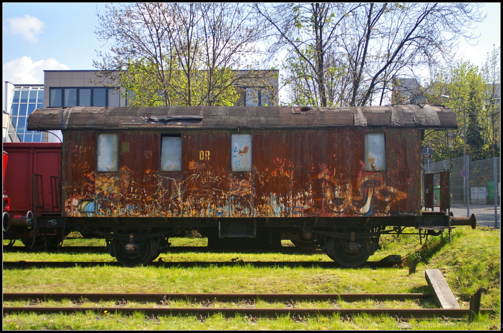 6. Dresdner Dampfloktreffen, 12.04.2014: Leider unbekannt gebliebener Dienstwagen der DR. Folgende Daten waren noch zu erkennen:

DR Dresden 3022
Signal-
Fernmeldemeisterei Dresden
Werkzeugwagen

Bei der Nummer fehlen die führenden Stellen und die Gattung war nicht mehr komplett erkennbar. Vielleicht hat jemand die kompletten Daten zu diesem Wagen? Dann bitte eine Mail an kontakt (at) bahnsichtungen.de. Danke.