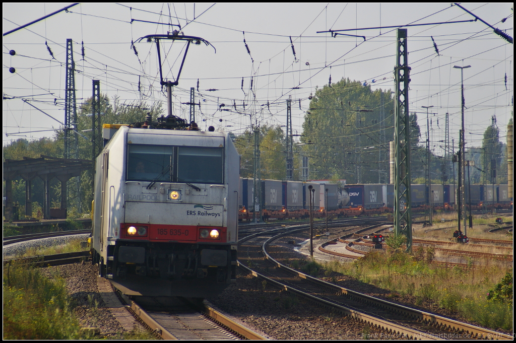 An die IGE ist 185 635-0 untervermietet. Am 05.09.2014 f�hrt sie mit einem Container-Zug durch Uelzen