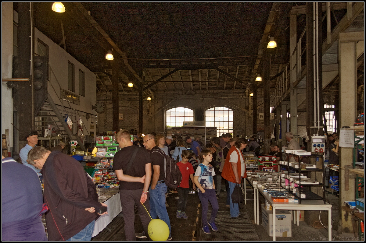 Auch die Modellbahnfans kamen beim 15. Berliner Eisenbahnfest am 15.09.2018 im Lokschuppen des Betriebsbahnhof Sch�neweide voll auf ihre Kosten. In verschieden Spurgr��en gab es Wagen und Loks und zum Lesen aus der Geschichte der deutschen Eisenbahn in Ost und West ebenfalls eine gro�e Auswahl. Die Lichtverh�ltnisse haben hier meine Kamera in die Knie gezwungen (es rauscht...).