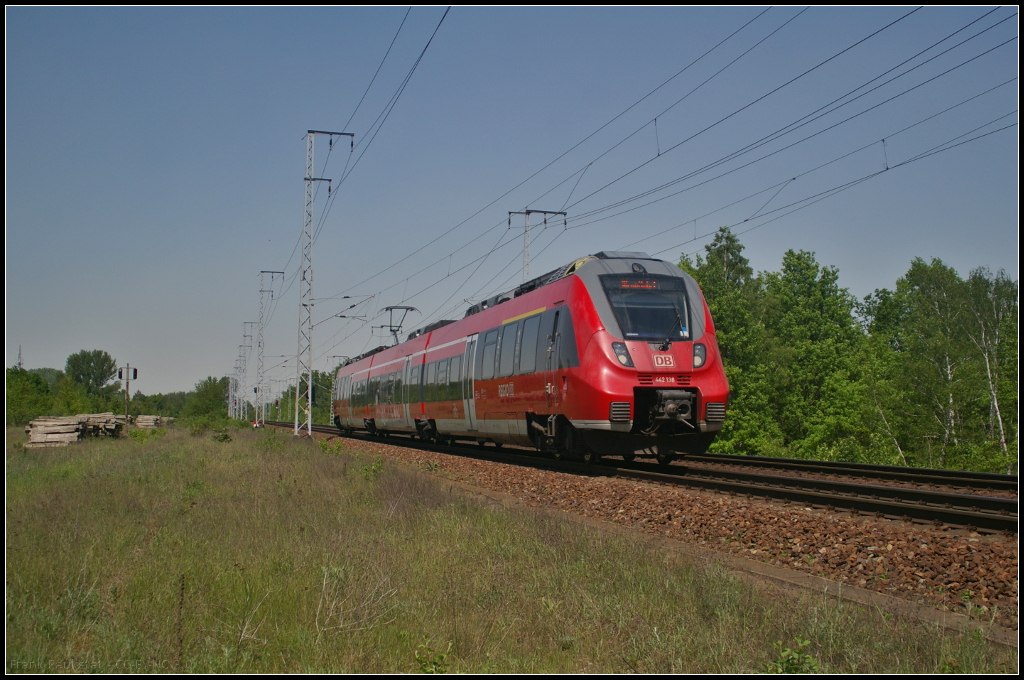 Auf Dienstfahrt fuhr am 19.05.2017 DB Regio 442 138-4 Richtung Sch�nefeld durch die Berliner Wuhlheide