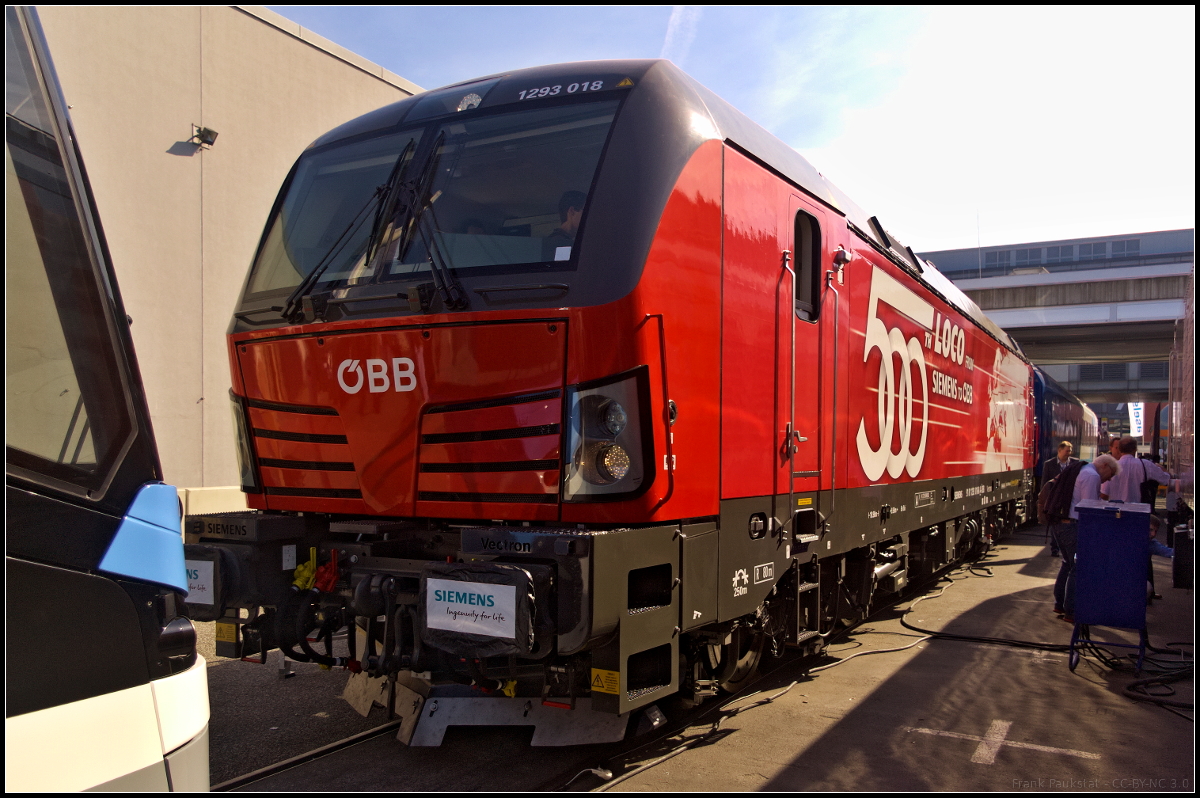 Auf der InnoTrans 2018 in Berlin wurde auch die 1293 018-8 der ÖBB gezeigt, eine Vectron MS für den grenzüberschreitenen Verkehr. Die Loks sind mit Mehrfachtraktionssteuerung TMC und WTB mit österreichischem Fernsteuerkonzept ausgerüstet. So können sie in Mehrfachtraktion mit anderen Loks der ÖBB betrieben werden.  Die Loks besitzen eine Zulassung für Deutschland, Italien,
Kroatien, Polen, Slowakei, Slowenien, Tschechien und Ungarn.