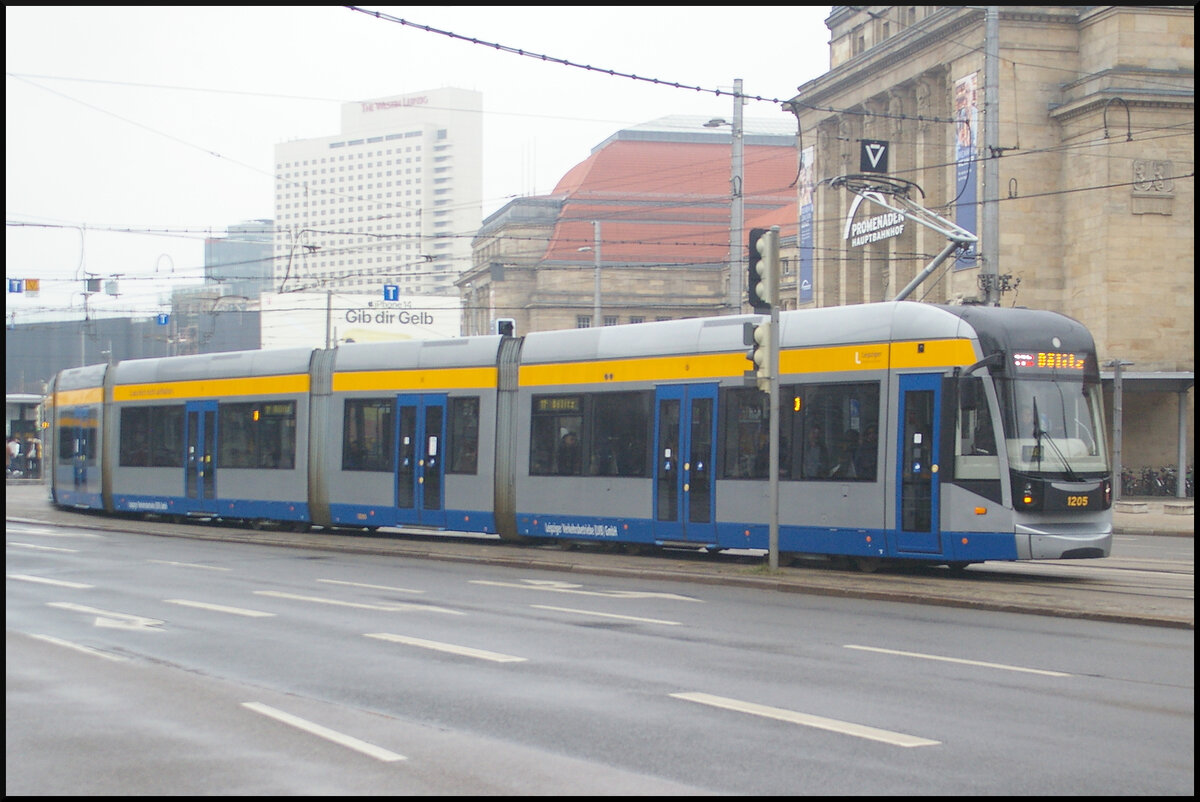 Auf der SL 11E Dölnitz ist LVB 1205 unterwegs. Hier hat sie gerade die Haltestelle Hauptbahnhof verlassen, Leipzig Hauptbahnhof, 22.03.2023 (Flexity Classic XXL, NGT12)
