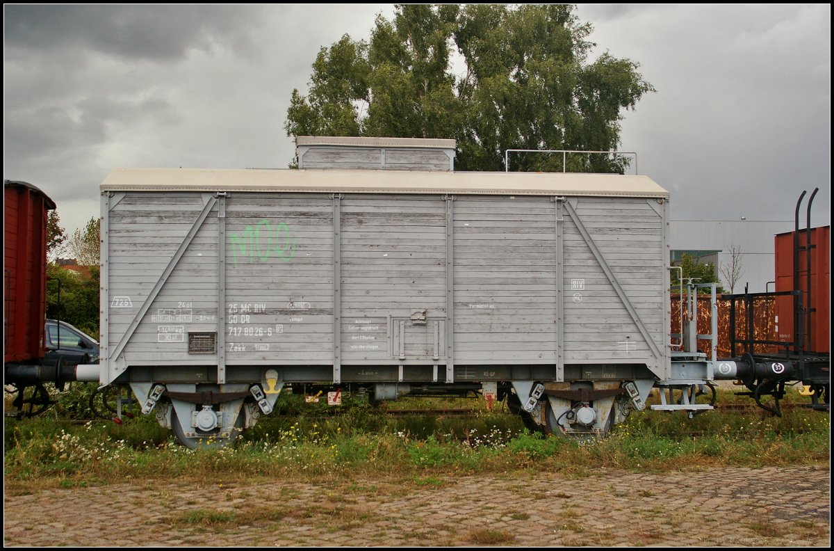 Bei dem Wagen der Gattung Zekk handelt es sich um einen Beh�lterwagen mit indirekter Heizung und Isolierung. Er diente zum Transport von Wein, Most und Maische. Der Wagen wurde durch ein Projekt der Agentur f�r Arbeit Magdeburg von 2003 bis 2004 durch die GISE mbH in Zusammenarbeit mit den Magdeburger Eisenbahnfreunden e.V. (MEBF) vor der Verschrottung gerettet. Zu sehen war der Wagen w�hrend des Familienfest des MEBF am 09.09.2017 am Wissenschaftshafen in Magdeburg (25 MC RIV 50 DR 717 8026-6 Zekk [7158])
