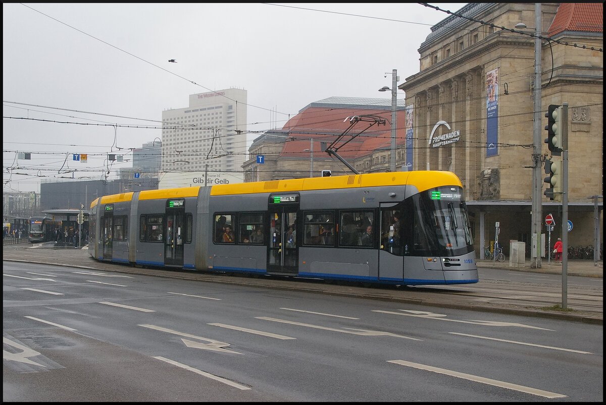 Bei diesigem Wetter ist LVB 1059, ein Stadler Tramino, auf der SL 1  Mockau, Post  am 22.03.2023 aus der Haltestelle Hauptbahnhof ausgefahren.
