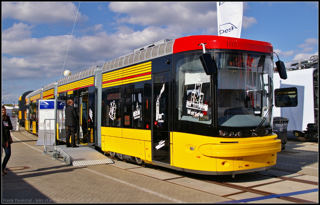 Bei der Pesa Jazz Duo handelt es sich um eine 5-teilige Niderflurstraßenbahn für Wahrschau. Sie hat eine Einstiegshöhe von 350 mm, und bietet 243 Fahrgästen Platz. Ausgestellt war die Tram auf der InnoTrans 2014 in Berlin.

Daten: Spurweite 1435 mm, Länge 29.7 m, Breite 2.4 m, Achsen 6, Stehplätze 215, Sitzplätze 28, max Geschwindigkeit 70 km/h, Lebensdauer ca. 30 Jahre
