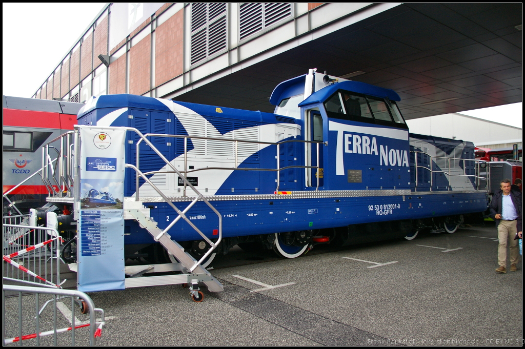 Bei der Terra Nova handelt es sich um die erste diesel-hydraulische Lok die nach 24 Jahren in Rum�nien gebaut wurde. Beteiligt war ein Konsortium der Firmen Electroputere VFU und Reloc Craiova. Die Lok besitzt zwei Caterpillar-Motoren vom Typ C18, die eine H�chstgeschwindigkeit von 100 km/h bieten. Die Lok war zur InnoTrans 2014 in Berlin ausgestellt (NVR-Nummer 92 53 0 813 001-0 RO-GFR)